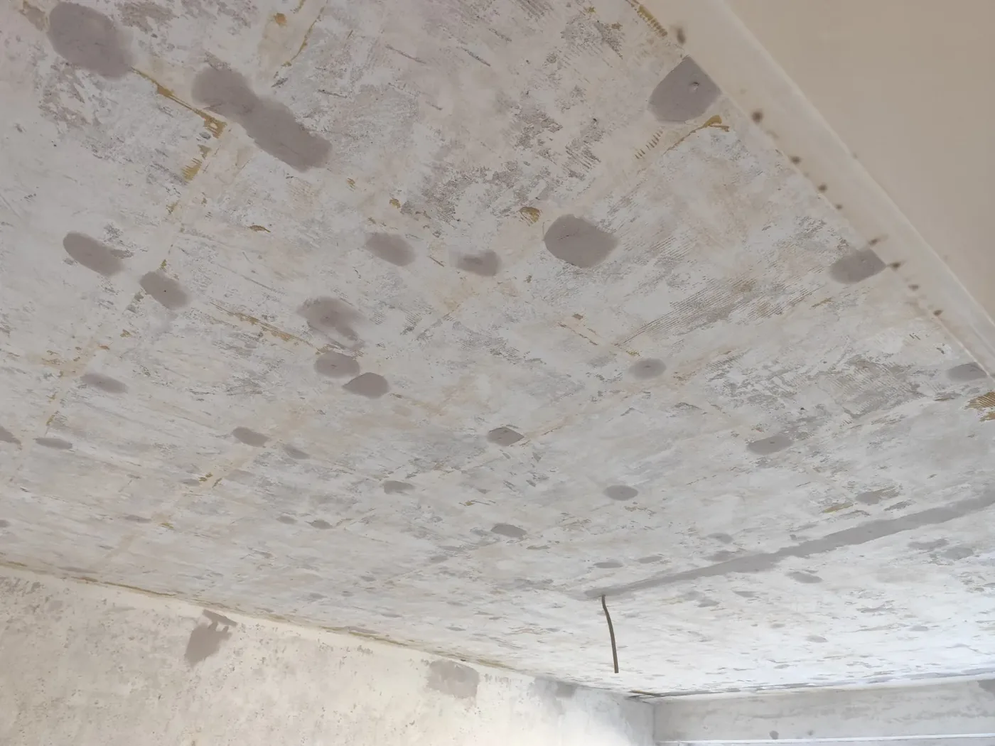 Rohe Betondecke in Mönchengladbach vor dem Trockenbau