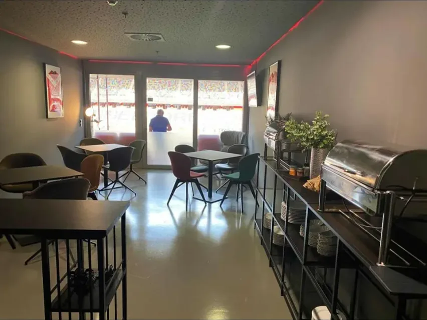 Fertige VIP-Lounge im Stadion Düsseldorf mit Sitzgruppen und Blick auf den Innenraum