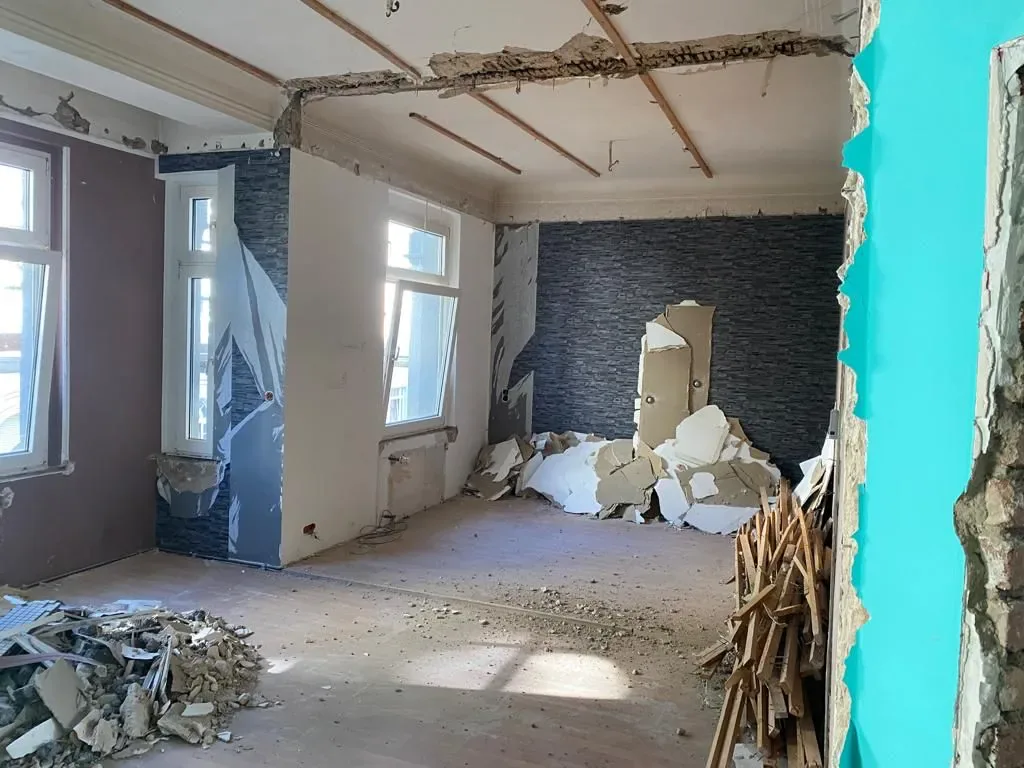 Wohnraum in Düsseldorf-Bilk im Rückbau mit Bauschutt und entfernter Wandverkleidung